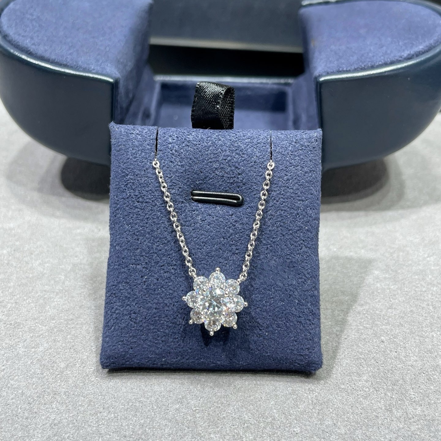 Designer HW necklace, exquisite craftsmanship, continuously sparkling floral diamond collarbone necklace, a romantic and exquisite gift for her