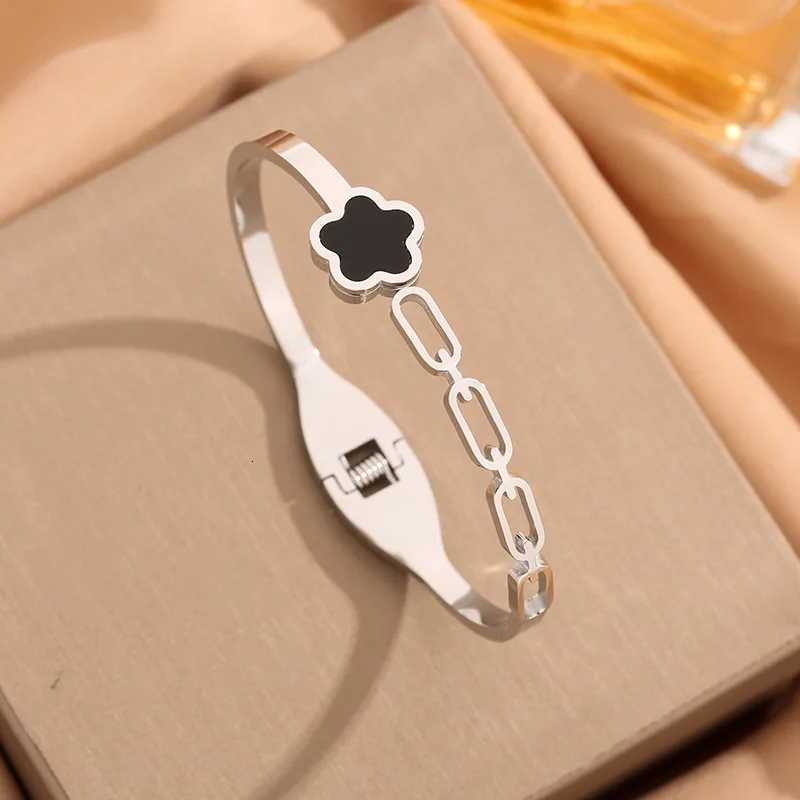 High-Quality Stainless Steel Five- Flower Bangle Fashion Plant Flower Classic For Woman C r Jewelry Daily Wear M251220