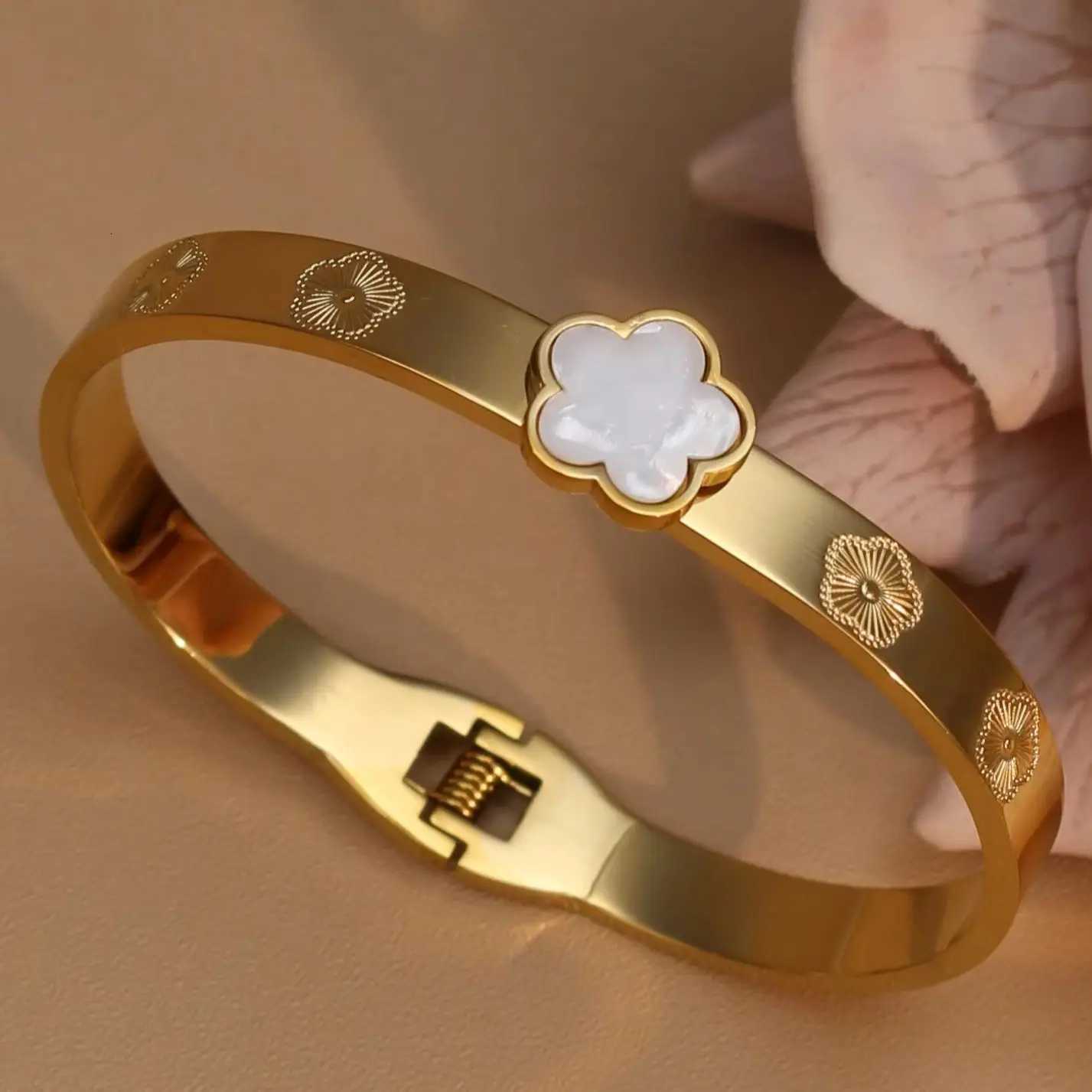 Delicate Acrylic Flower ShAPed StainlESS Steel Gold Color Womens Bangles BirtHDay Party Wholesale Gifts M251220