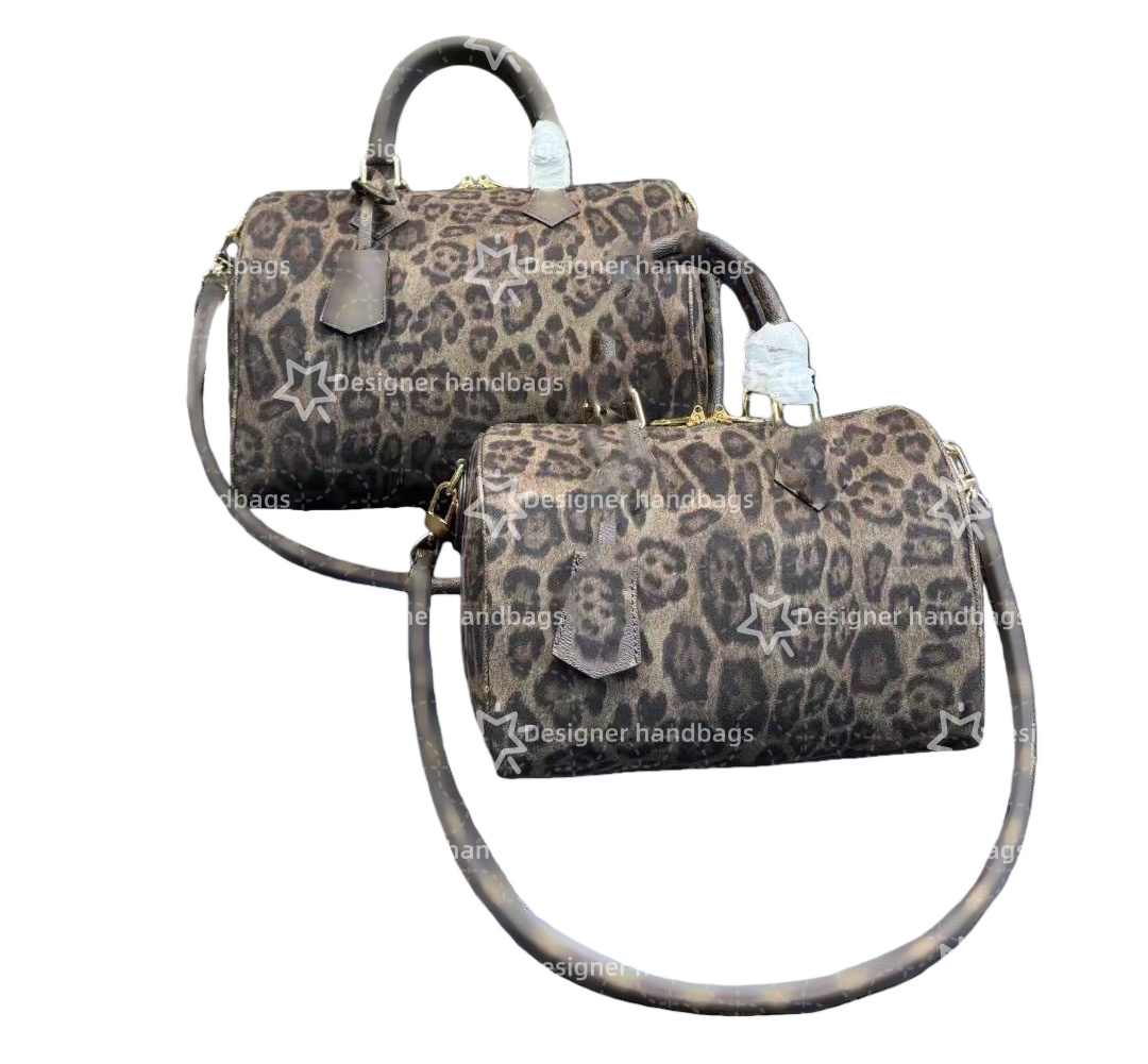 This is the most commonly used bag for business trips. It's an extremely cool bag that can be used as a gym bag or a travel bag. It has an amazing capacity and is very practical.