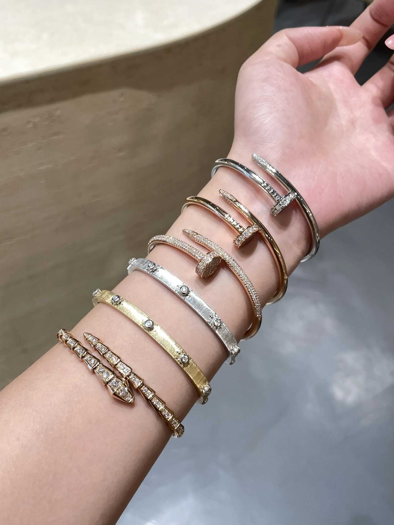 A niche high-end snake-shaped diamond-encrusted with s exuding a stylish and elegant charm M251220