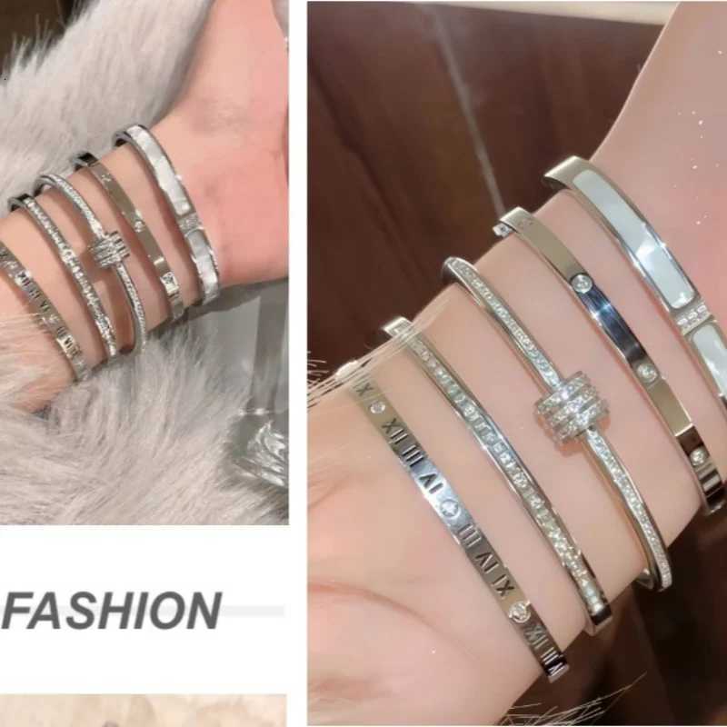 Titanium Steel StainlESS Steel Inlaid Zircon Gold Plated Classic and Simple Style Suitable for Women Daily Wear M251220