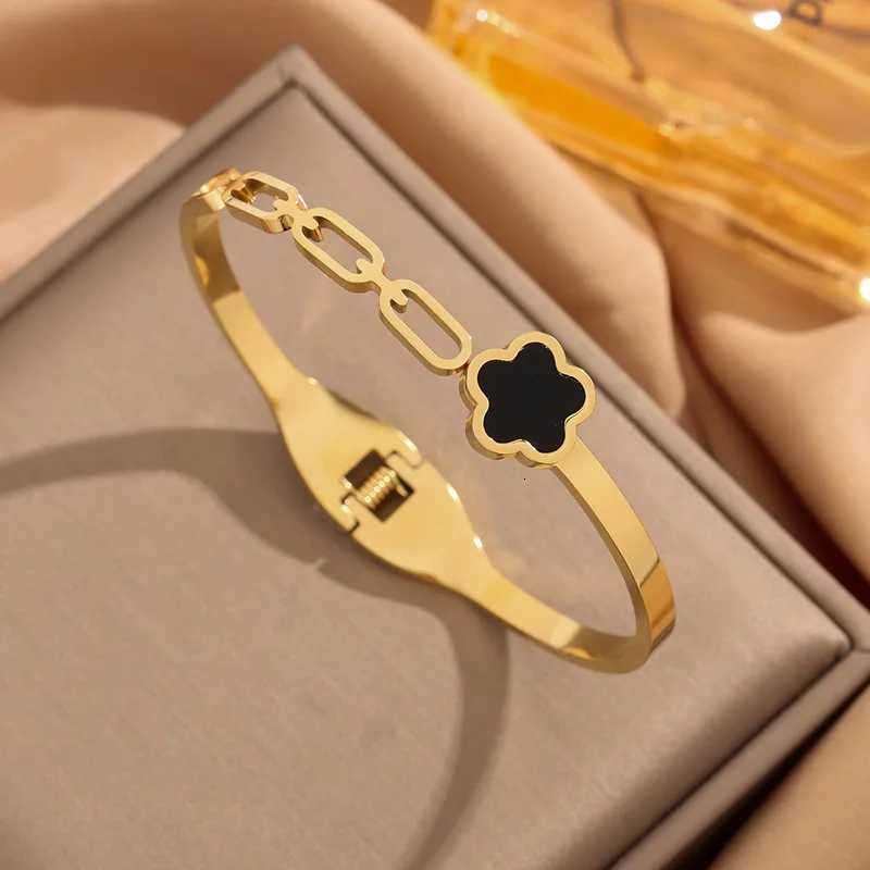 High-Quality Stainless Steel Five- Flower Bangle Fashion Plant Flower Classic For Woman C r Jewelry Daily Wear M251220