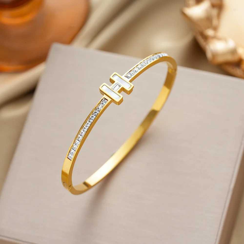 1PC Titanium Steel Stainless Steel Inlaid Zircon Gold Plated Letter H Classic and Simple Style Suitable for Womens D M251220