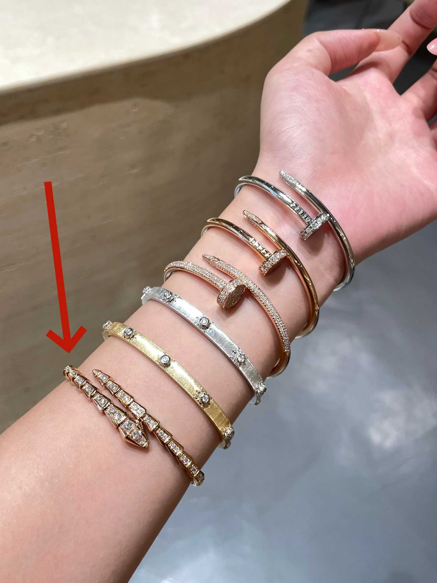 A niche high-end snake-shaped diamond-encrusted with s exuding a stylish and elegant charm M251220