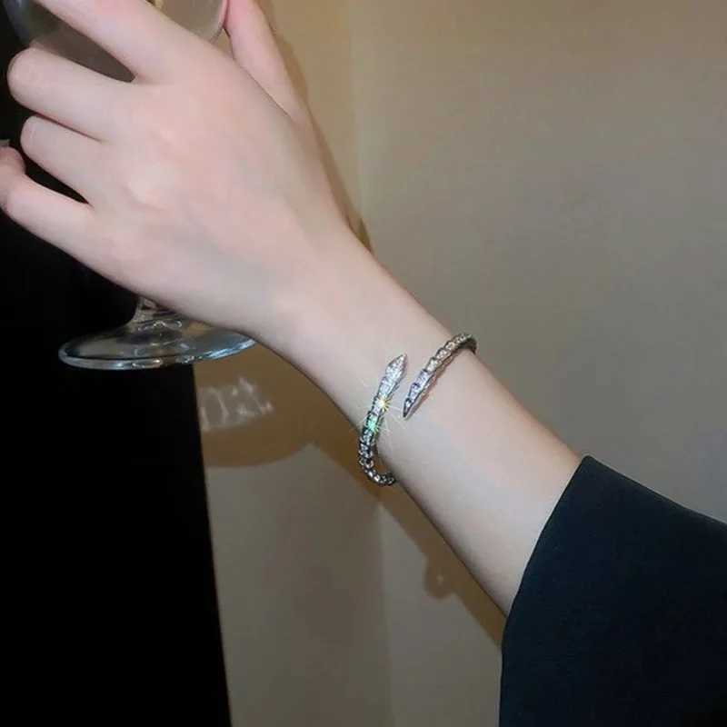 Womens Fashionable Snake Bone Zircon with Light Luxury and Niche Design High-end Texture and Exquisite Temperament M251220