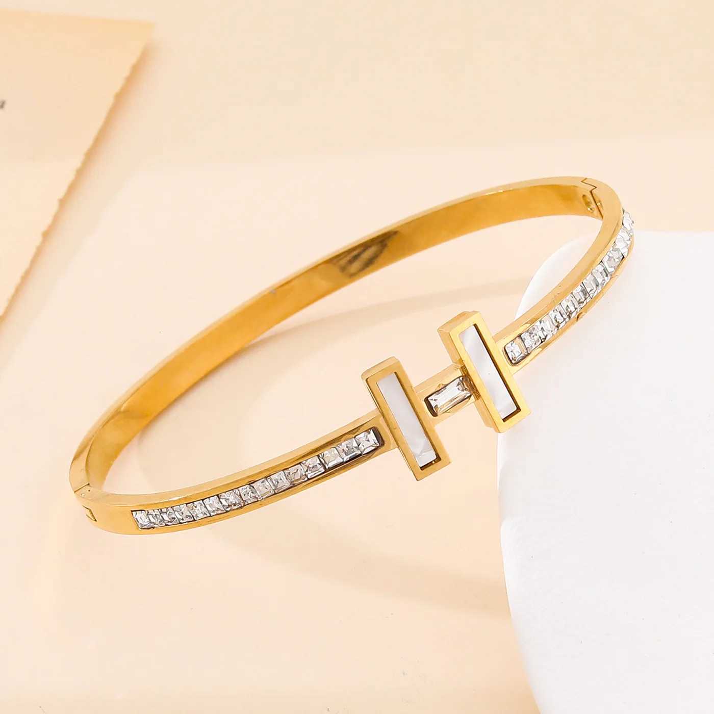 1PC Titanium Steel Stainless Steel Inlaid Zircon Gold Plated Letter H Classic and Simple Style Suitable for Womens D M251220