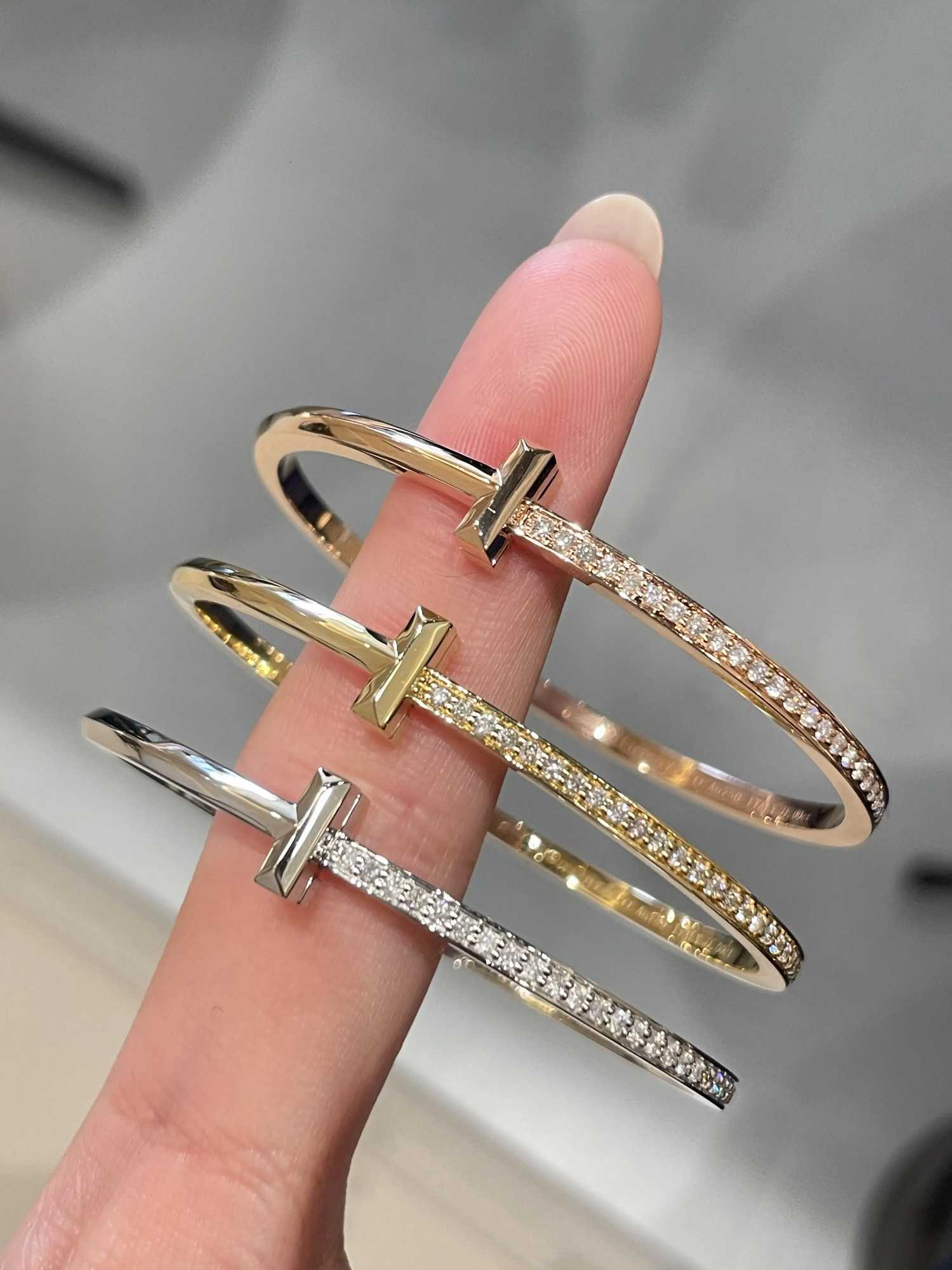 Diamond-encrusted elegant high-end fashion cold style simple and sweet design sense M251220