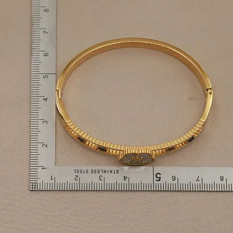 316L Classic Stainless Steel Metal Hollow Flower for Women Elegant Bangles Rust-proof Bangle Wrist Jewelry M251220