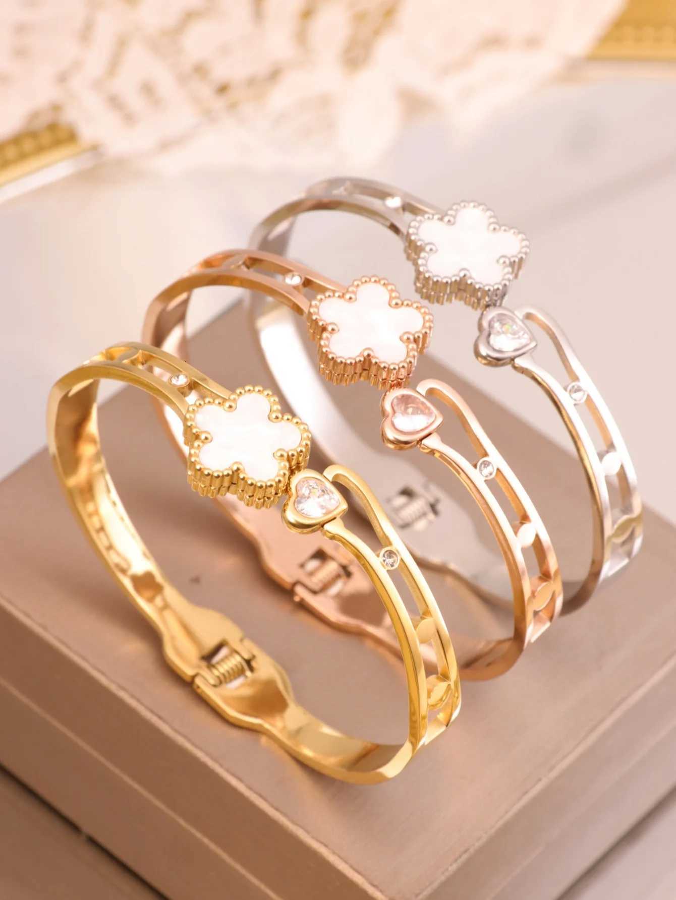 A Titanium steel fashion womens bangle M251220