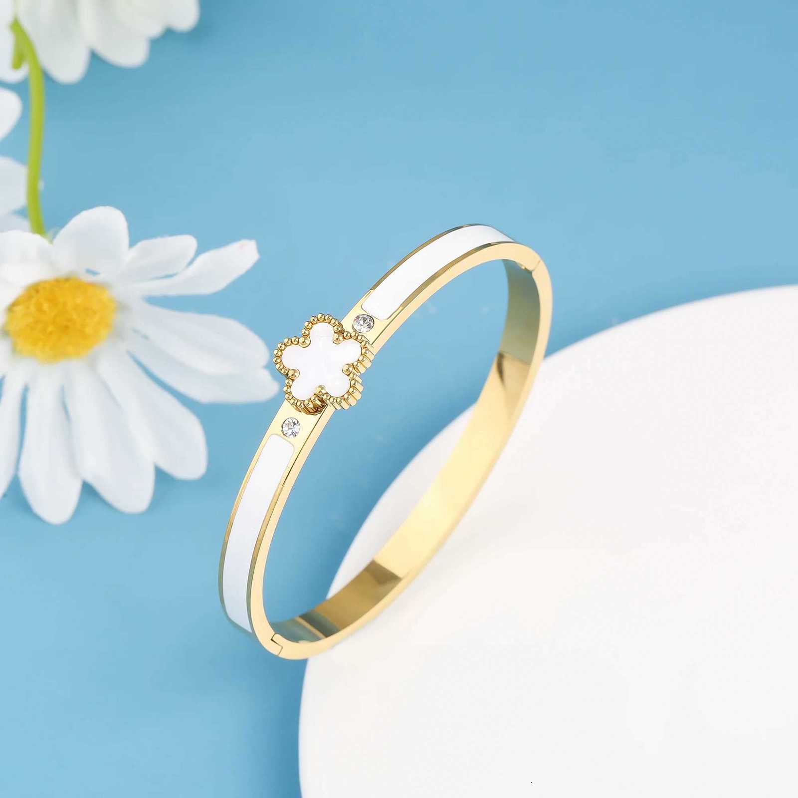 New Design Creative Stainless Steel Gold-Plated Five Flower Open Bangle Temperament For Woman Girl Wedding Party Jewelry M251220