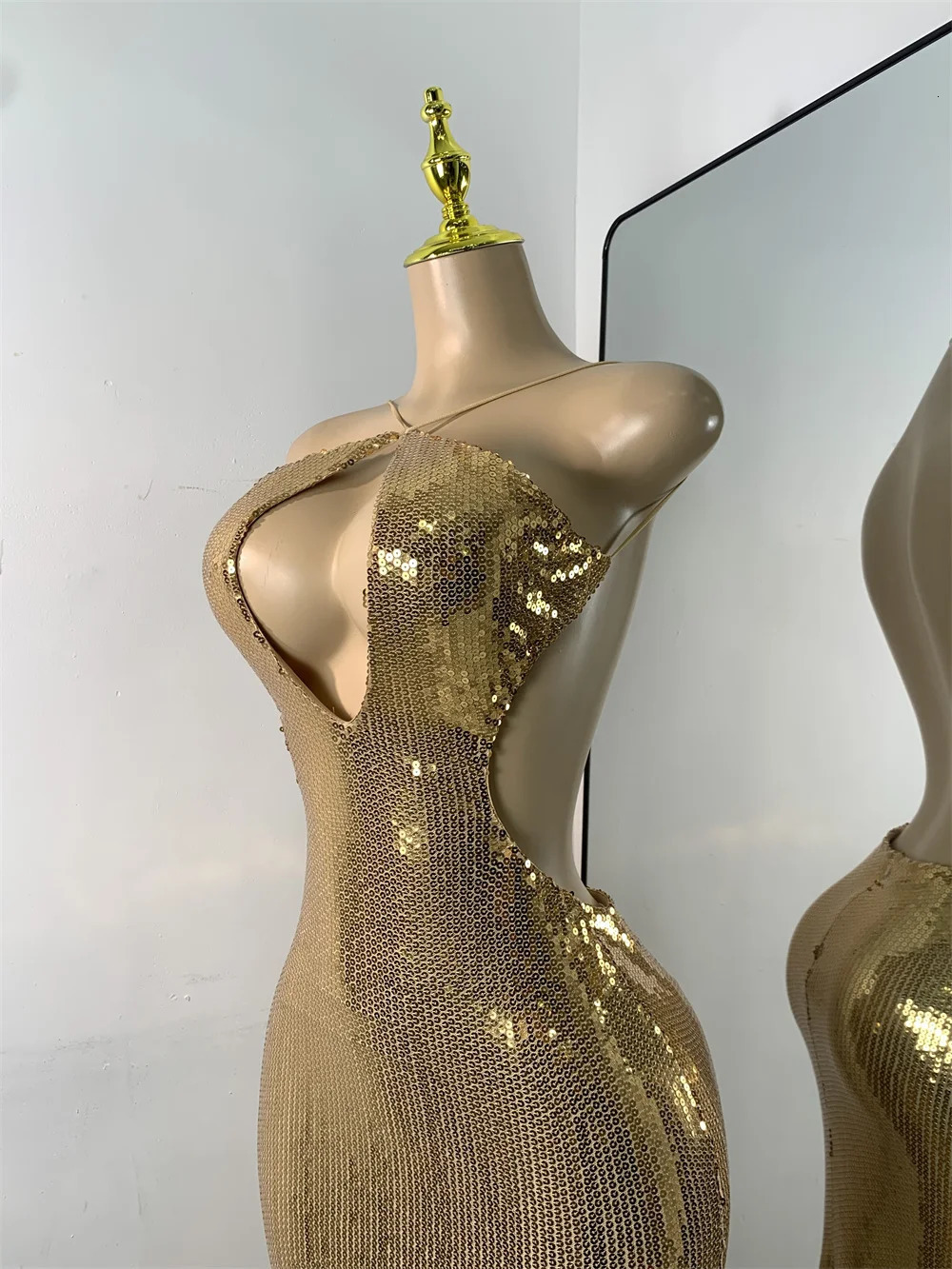 Sequins Gold Party Dress Women Sexy Halter Backless Evening Birthday Gown Hollow Out Celebrity Gala Music Festival Dress 251211