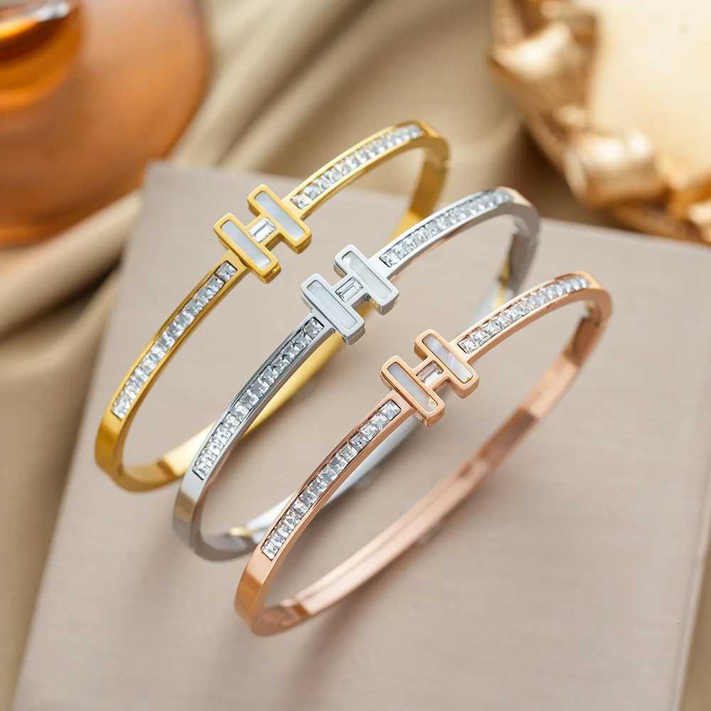 1PC Titanium Steel Stainless Steel Inlaid Zircon Gold Plated Letter H Classic and Simple Style Suitable for Womens D M251220