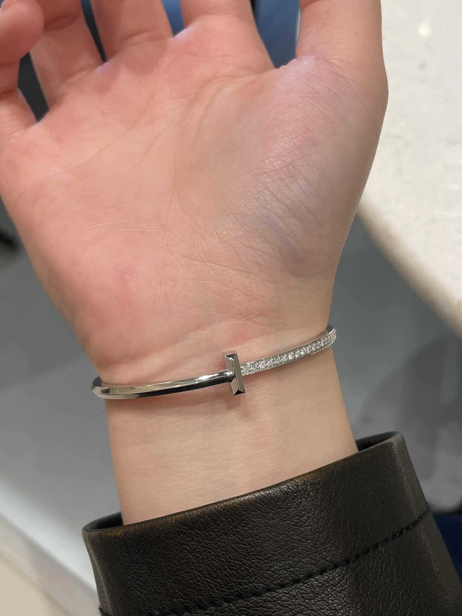 Diamond-encrusted elegant high-end fashion cold style simple and sweet design sense M251220