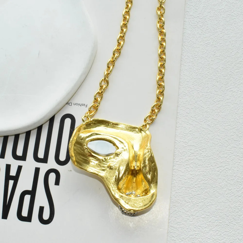 Vintage Baroque Style Alloy Plated Face Shaped Necklace For Women Fashion Jewlery Exaggerated Long Chain Necklace Accessory 251219