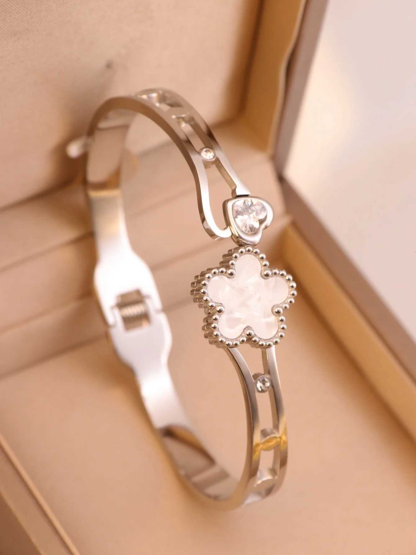 A Titanium steel fashion womens bangle M251220