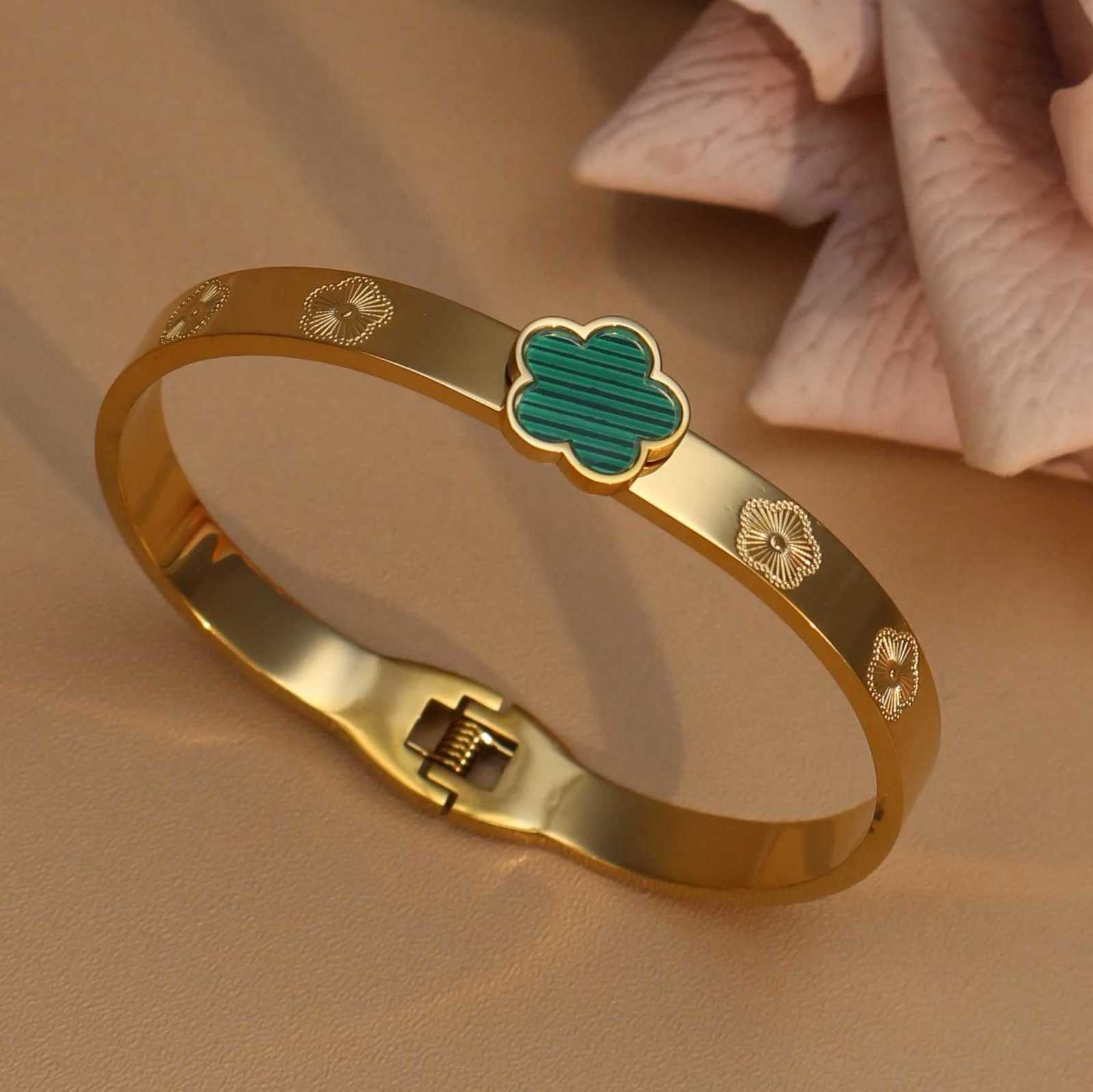 Delicate Acrylic Flower ShAPed StainlESS Steel Gold Color Womens Bangles BirtHDay Party Wholesale Gifts M251220
