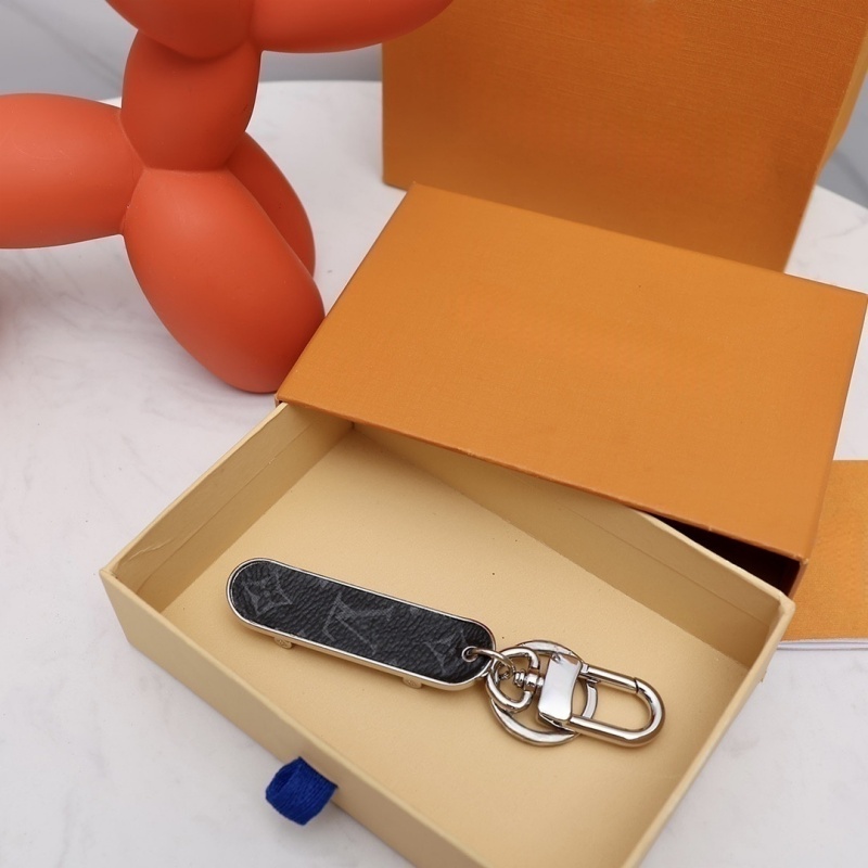 Designer keychain fashion keychain for men women skateboard shaped keychain metal keychain personalized trendy keychain