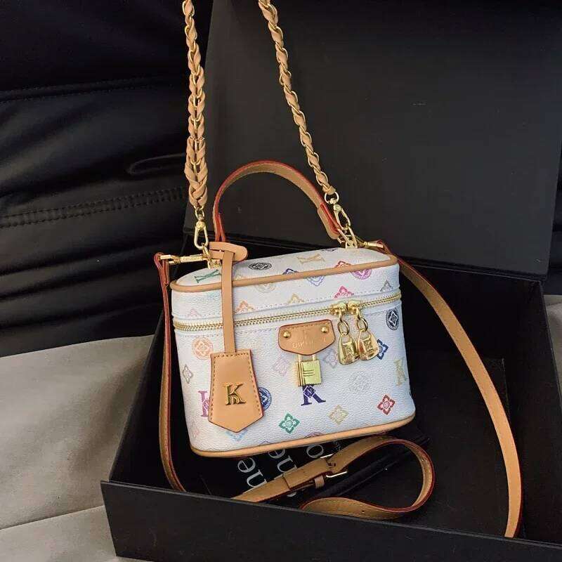 Popular Women's Messenger Bag Crossbody Design Genuine Leather Handbag Classic Elegant Look With Multiple Pockets Ladies