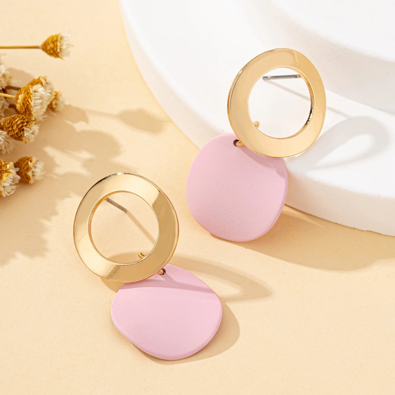 A Pair of Womens Earrings Wave Pattern Geometric Round Disc Stud Suitable for Daily and Vacation Wear 251219