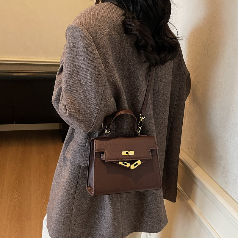 Free delivery designer shoulder bag Fashionable and minimalist women's handbag with commuting style and handbag style