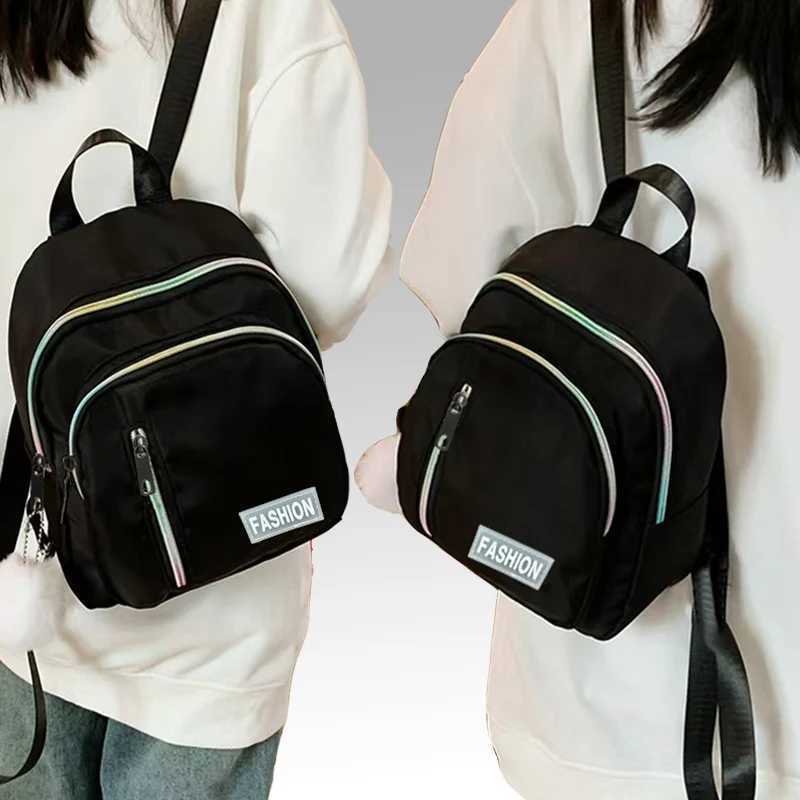 Neutral color backpack for men and women suitable for travel and photography With a zipped and colorful designM251222