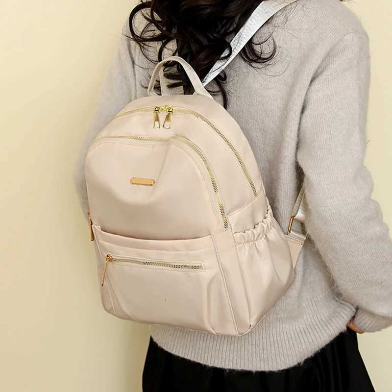 Neutral color backpack for men and women suitable for travel and study It is a simple design with a solid colorM251222