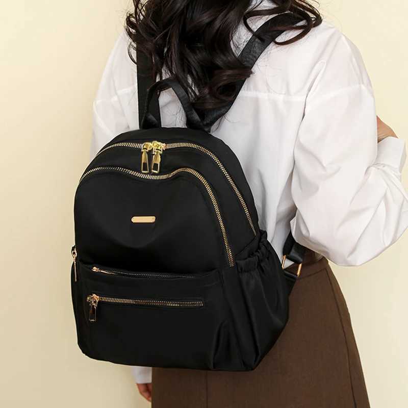 Neutral color backpack for men and women suitable for travel and study It is a simple design with a solid colorM251222