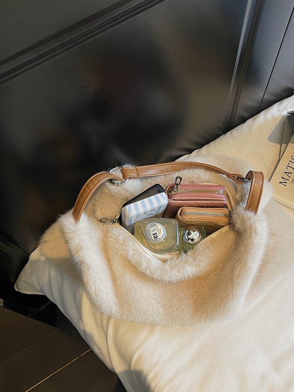 MAXI FAUX FUR BAG Fuzzy Fur Fluffy Large Handbag Womens Fashionable Tote Bag Elegant Ladies Luxury Designer Shoulder Bags Z251024