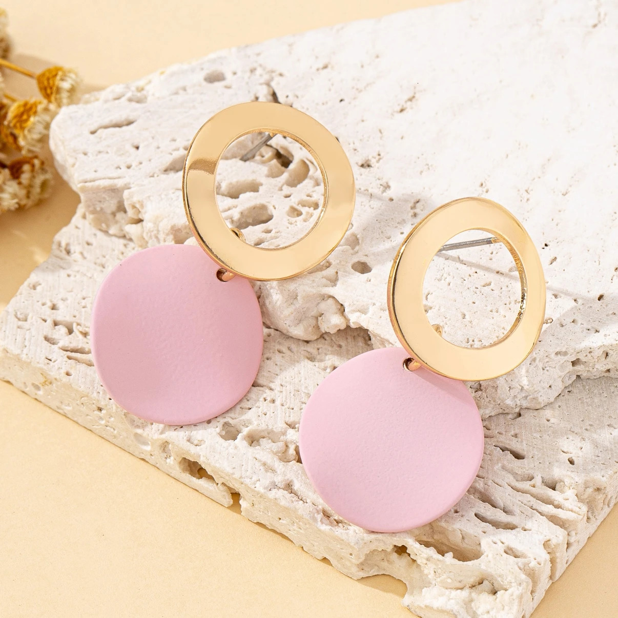 A Pair of Womens Earrings Wave Pattern Geometric Round Disc Stud Suitable for Daily and Vacation Wear 251219