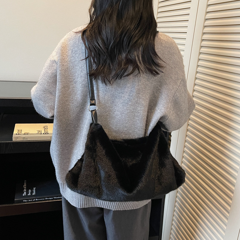 MAXI FAUX FUR BAG Fuzzy Fur Fluffy Large Handbag Womens Fashionable Tote Bag Elegant Ladies Luxury Designer Shoulder Bags Z251024