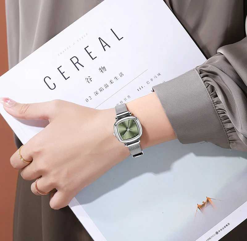 Vintage exquisite cpact simple light luxury ins niche pointer style square wens M251222