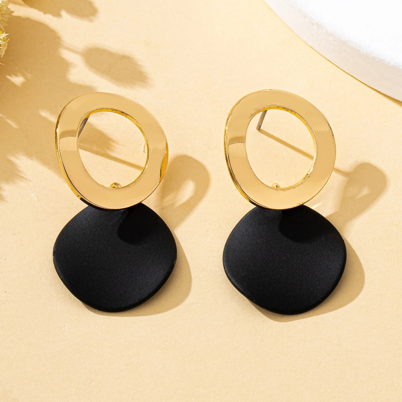 A Pair of Womens Earrings Wave Pattern Geometric Round Disc Stud Suitable for Daily and Vacation Wear 251219