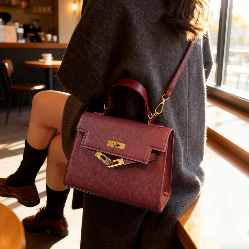 Free delivery designer shoulder bag Fashionable and minimalist women's handbag with commuting style and handbag style