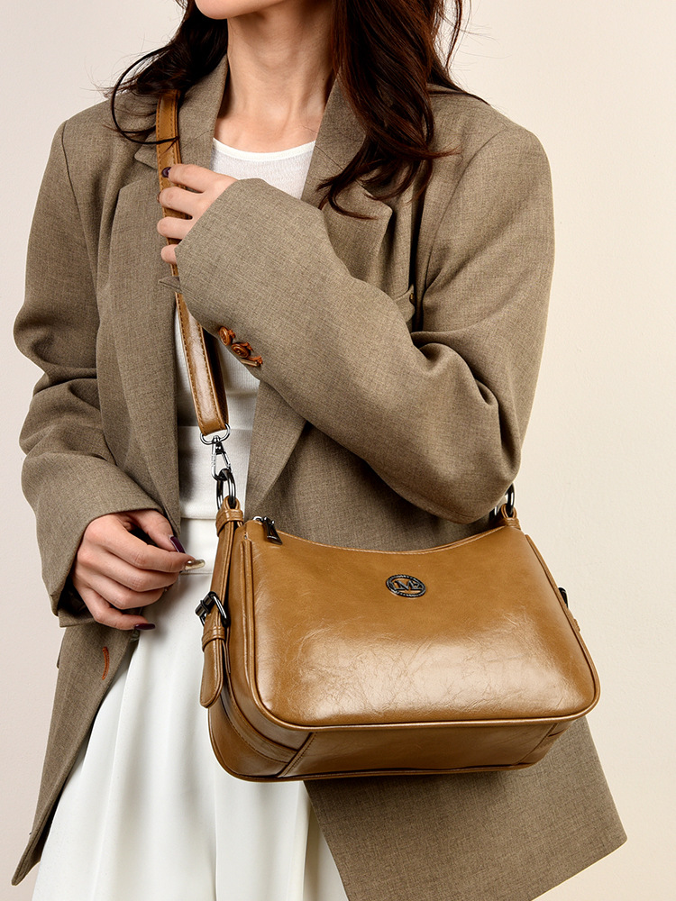 OULAIMEIZI Designer 2025 Winter New Retro Oil Wax Leather Underarm Letter Casual Fashion Shoulder Bag Soft