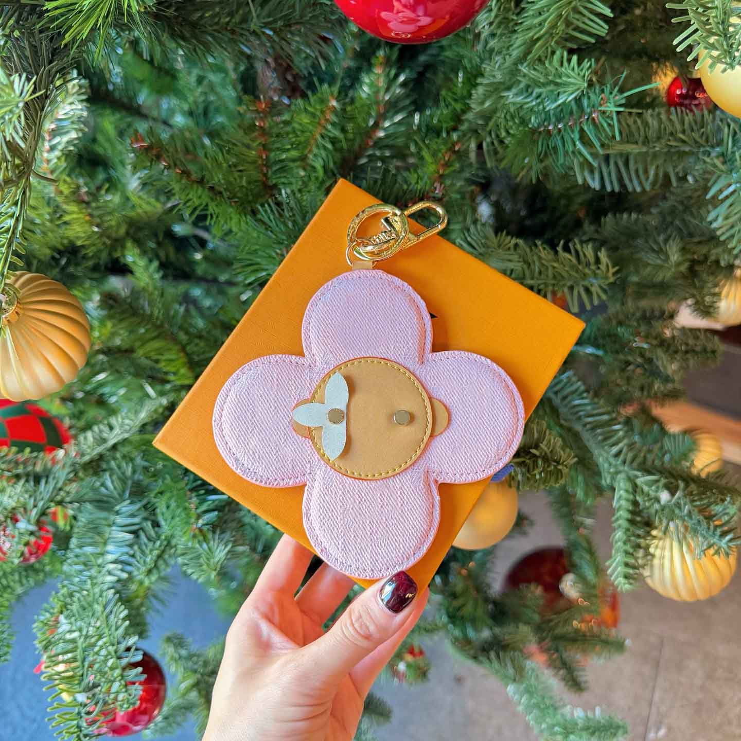 Designer Keychain Men Womens Bag Charm Flower Unisex Keychain Wallet Car Keychains Trendy Womens Leather Keyring Bags Charms Pink Mirror Accessories