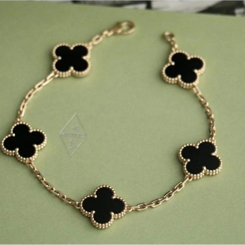 Four-Leaf Clover Bracelet Unisex Luxury Designer Jewelry Fashionable Charming Chain Wedding Party Gift