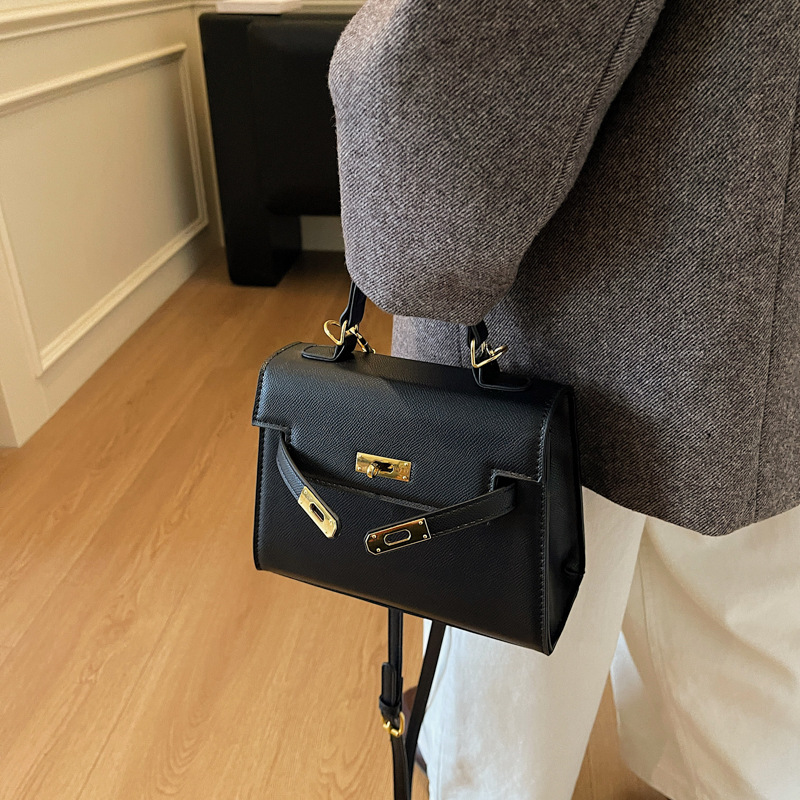 Free delivery designer shoulder bag Fashionable and minimalist women's handbag with commuting style and handbag style
