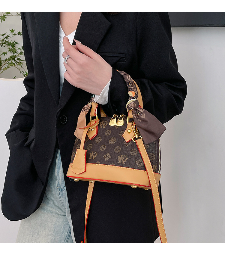 Wk 2025 new shell bag, high-end printed portable messenger bag, versatile bag, popular women's shoulder bag this year