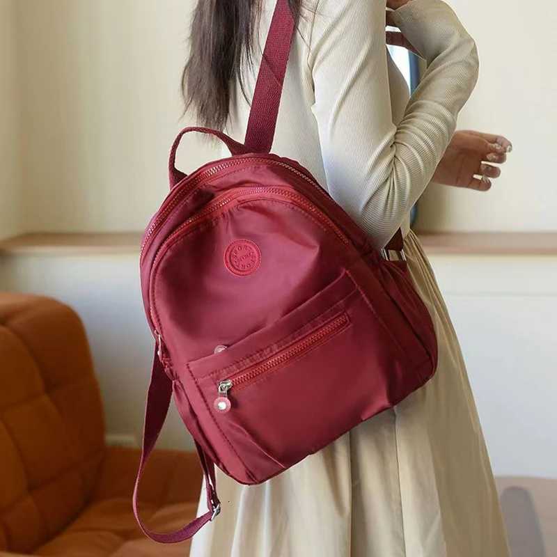 Neutral color backpack for men and women made of nylon material suitable for travel and study It has multiple pocketsM251222