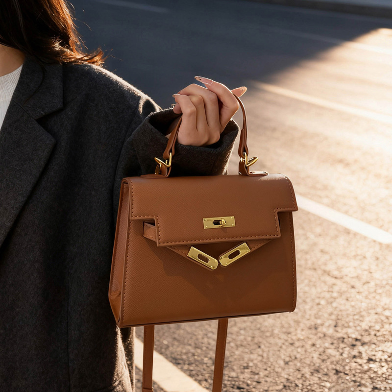 Free delivery designer shoulder bag Fashionable and minimalist women's handbag with commuting style and handbag style