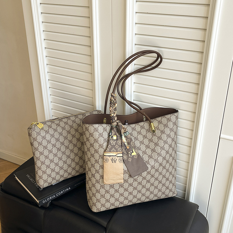 LIYIWEINASI High-end fashion large-capacity tote bag women's 2025 new retro printed underarm women's shoulder bag