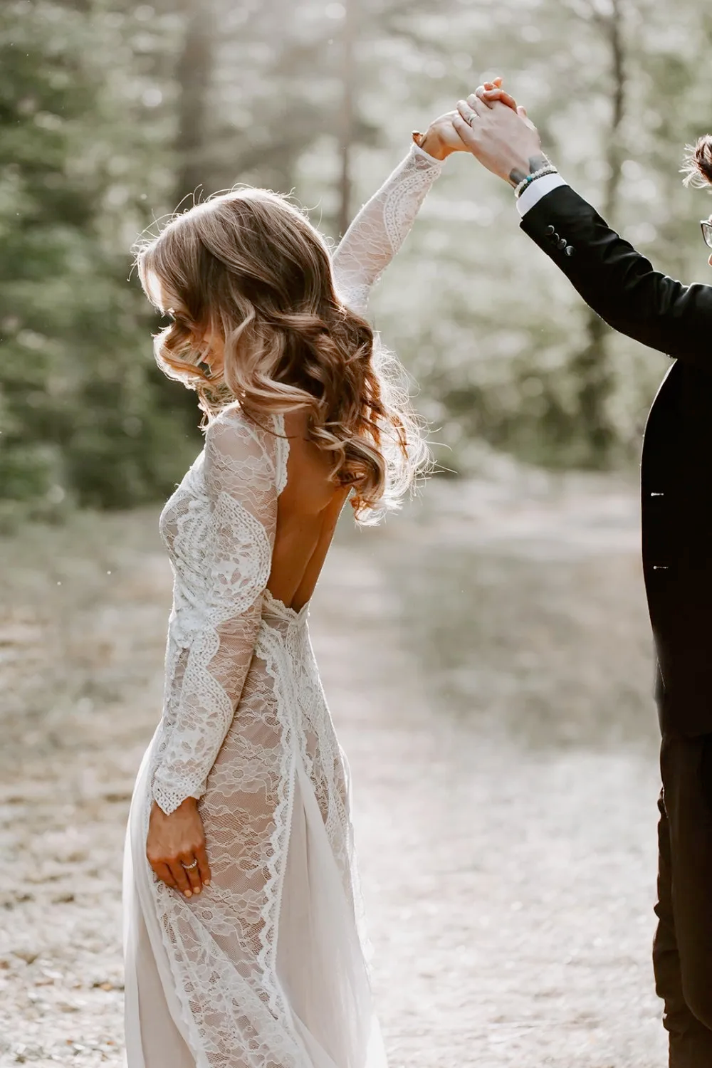 Designer Bohemian Mermaid Wedding Dresses With Long Sleeves Retro France Lace Sexy Backless Forest Country Boho Wedding Dress Hippies Cheap BC0422