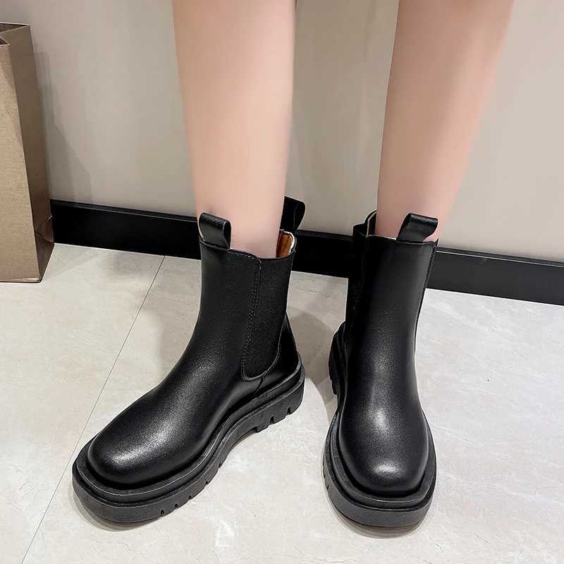 2024 New Women Walking Designer Casual Outdoor Square Heel Boots Women Slip on Retro Platform Motorcycle Boots Shoes for WomenT251223