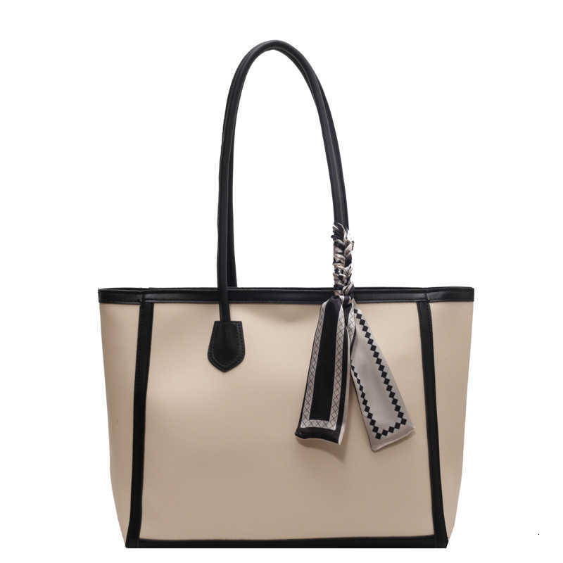 tote bag - exudes a sense of sophistication and luxury with ample capacity and versatile style suitable for both work and commuting M251223