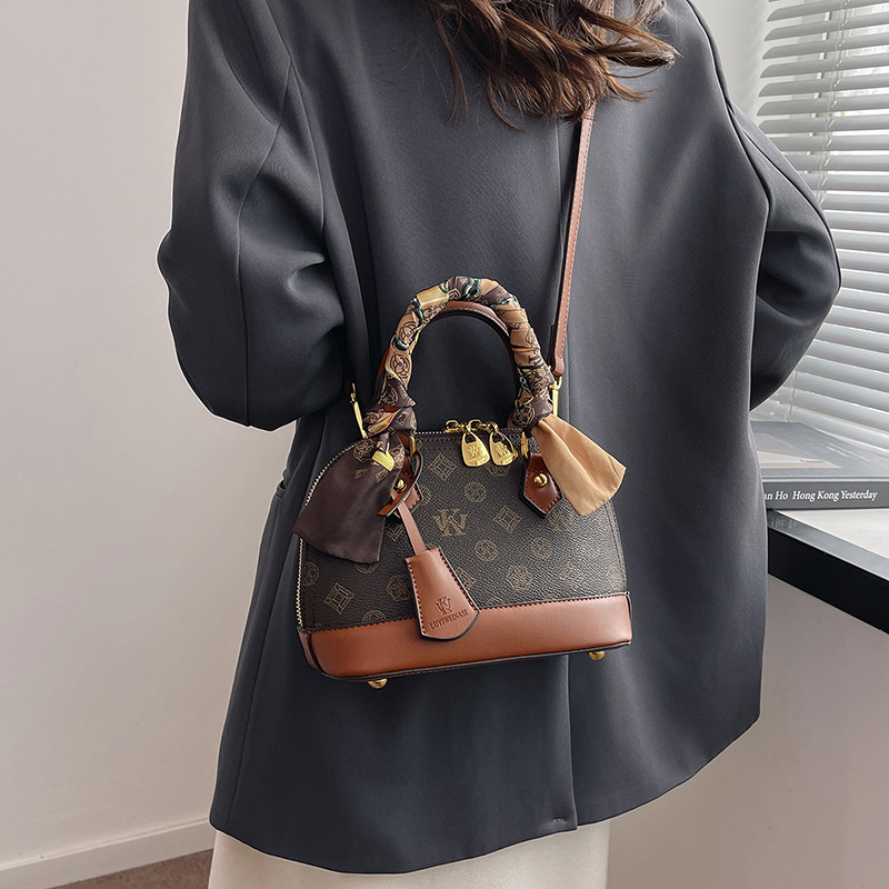 Wk 2025 new shell bag, high-end printed portable messenger bag, versatile bag, popular women's shoulder bag this year