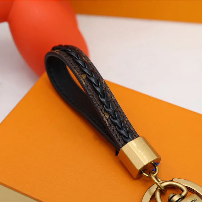High Quality Keychain Classic Exquisite Luxury Designer Car Keyring Zinc Alloy Letter Unisex Lanyard Gold Black Metal Small Jewelry a6983