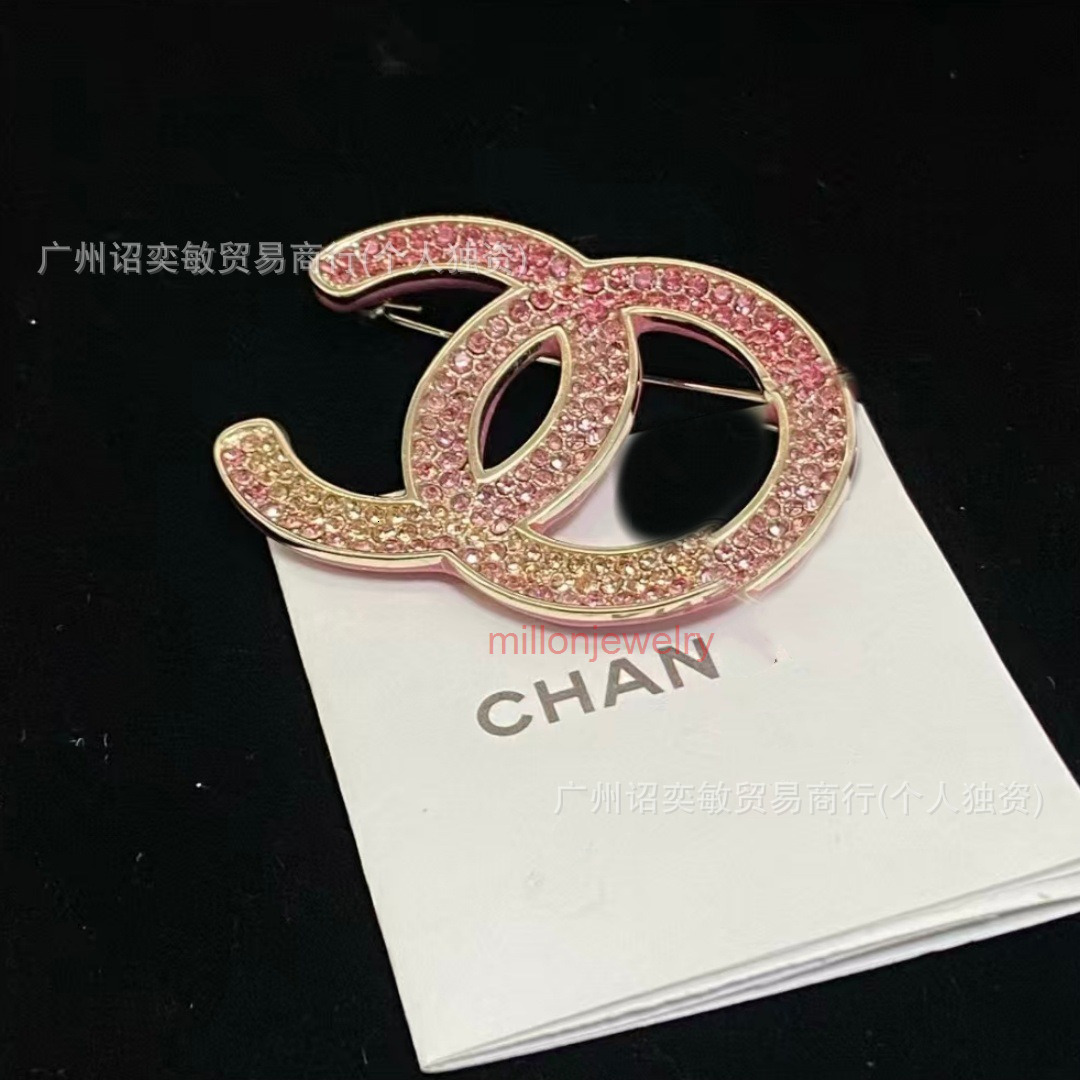 designer jewlery ccity Letter Double C Gradient Color Inlaid Diamond Brooch for Women Fashionable Light Luxury Pin Decoration