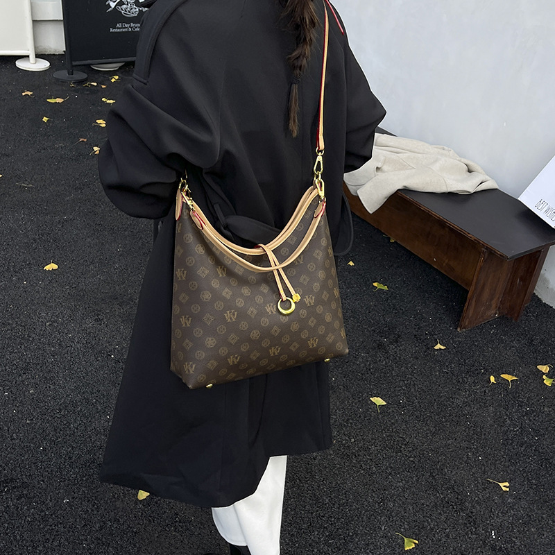 Envelope Crossbody Bag: Fashionable Casual Shoulder Bag with Wide Strap and Chain Detail