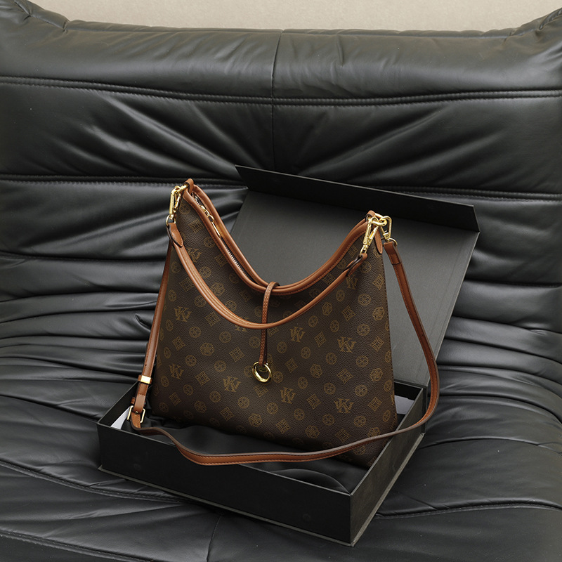 Envelope Crossbody Bag: Fashionable Casual Shoulder Bag with Wide Strap and Chain Detail